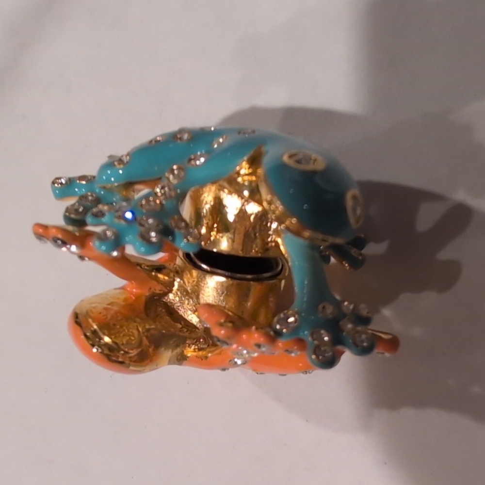 Joan Rivers Magnetic Frog Brooch - Picture 8 of 12